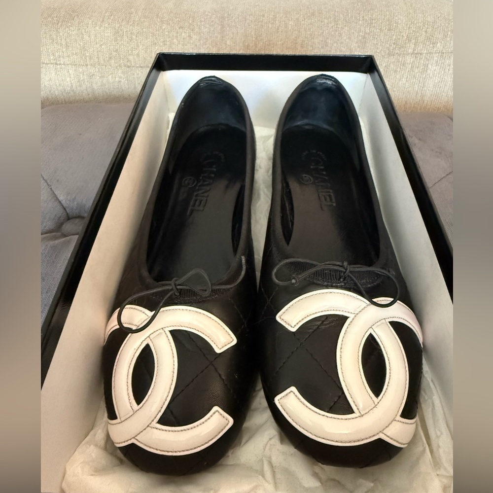 CHANEL Black Quilted Leather Ballet Flats with White CC Appliqué